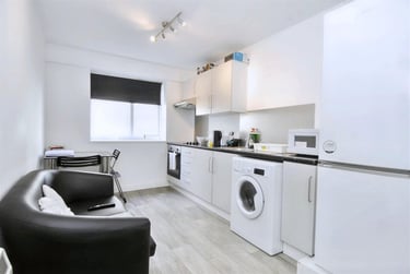 2 bed flat, Gilwell Street,, City Centre, Plymouth, PL48BU - Image 2